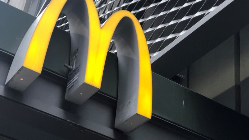 McDonald’s instala terminais de autoatendimento nos EUA que aceitam dinheiro e dão troco