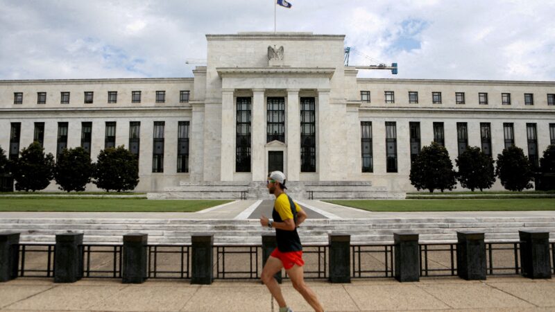Nove dirigentes do Fed esperam reduções de 0,5 ponto até fim do ano; sete apontam corte de 0,25