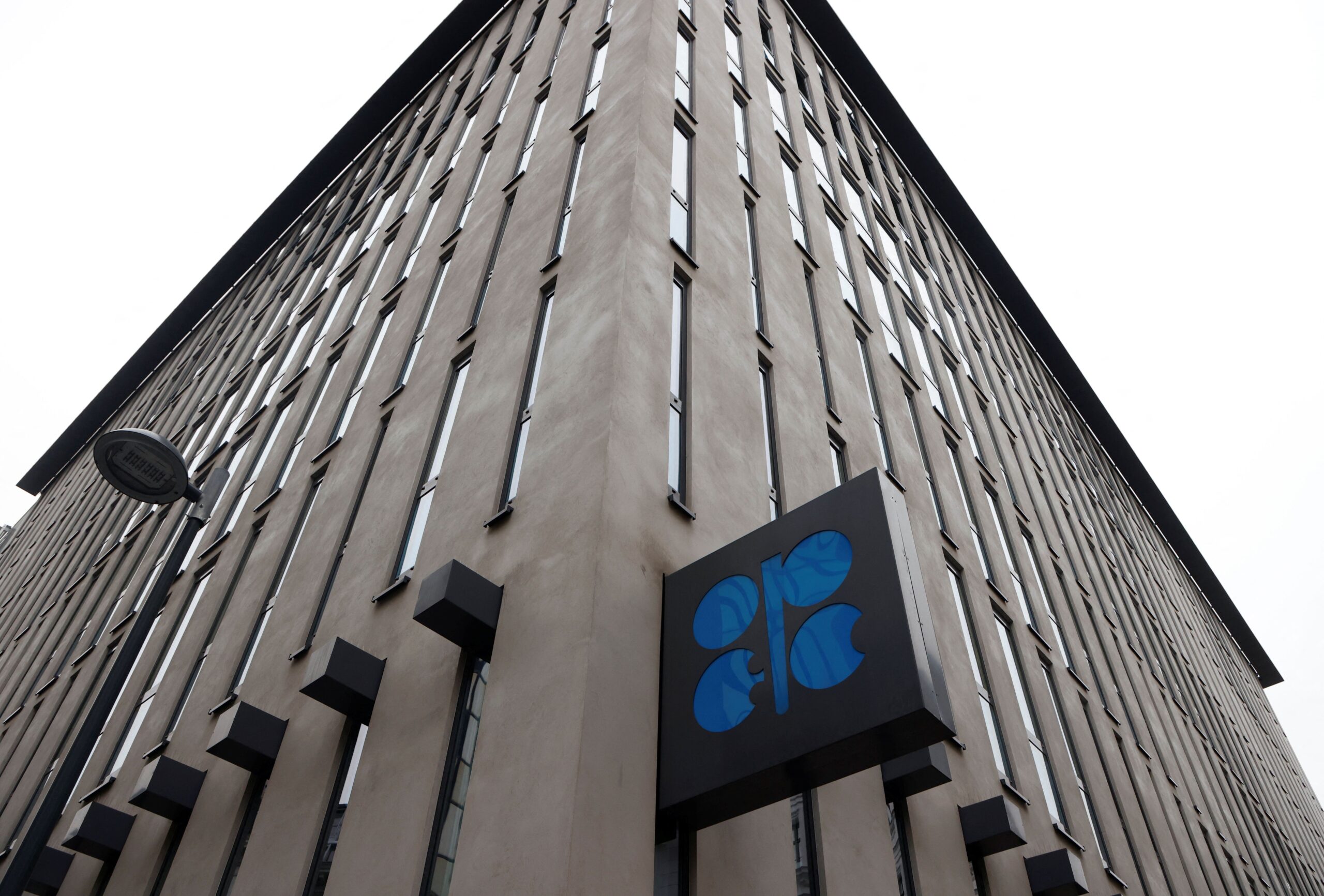 Opep eleva previsão para crescimento do PIB global este ano, de 2,9% para 3,0%