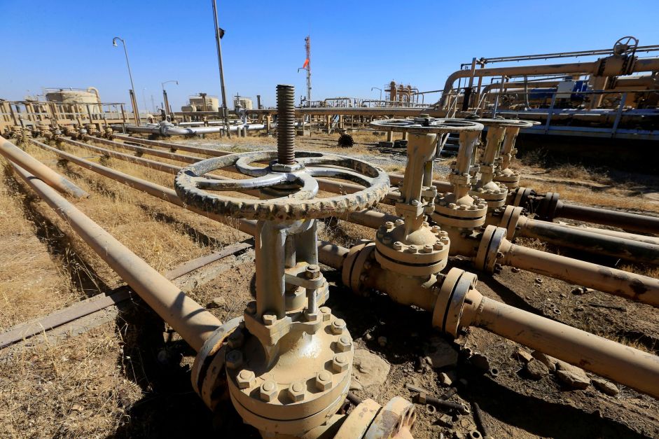 Petróleo fecha quase estável em mínima de 14 meses