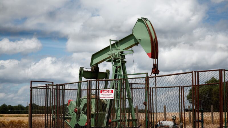 Petróleo fecha sem direção única de olho em política tarifária nos EUA