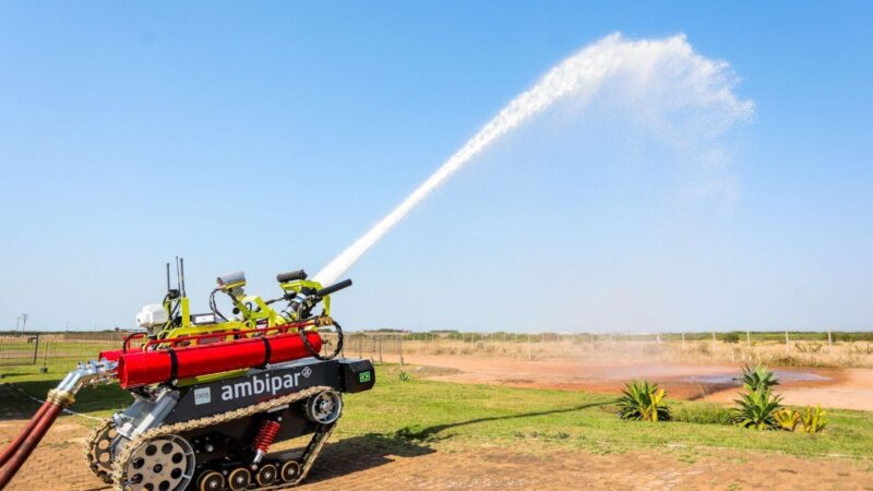 Robô brasileiro substitui até 10 brigadistas no combate a incêndios
