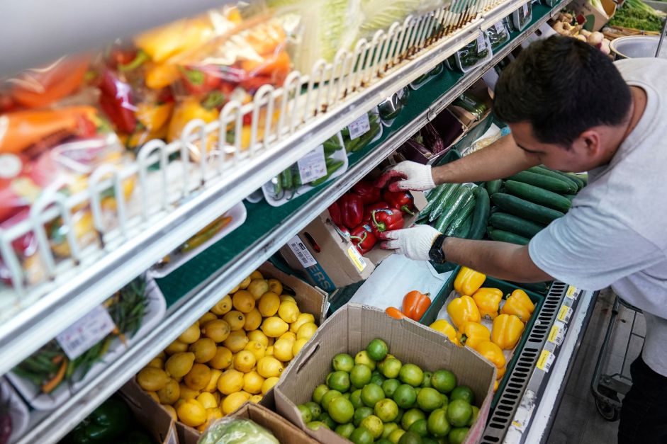 Consumo nos lares cresce quase 1% em um ano, diz associação de supermercados