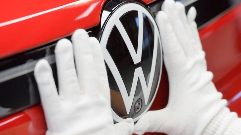 Volkswagen alerta sobre fechamento de fábricas na Alemanha para cortar custos