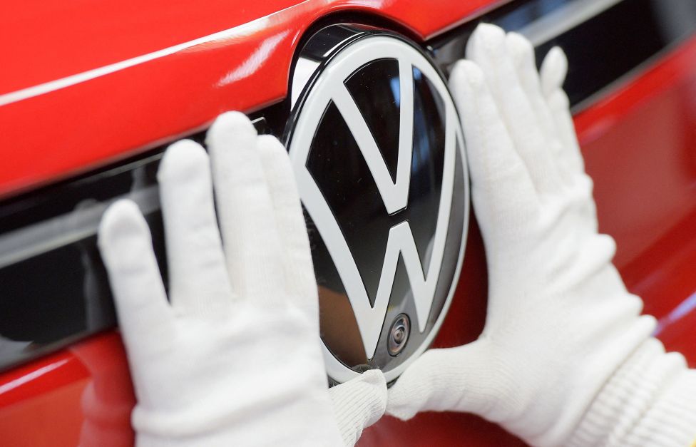 Volkswagen alerta sobre fechamento de fábricas na Alemanha para cortar custos