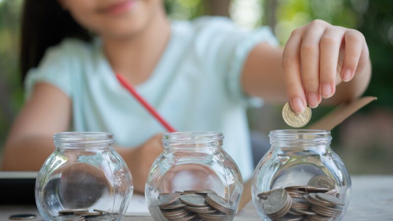 56% das famílias brasileiras pagam mesadas para filhos, mostra pesquisa