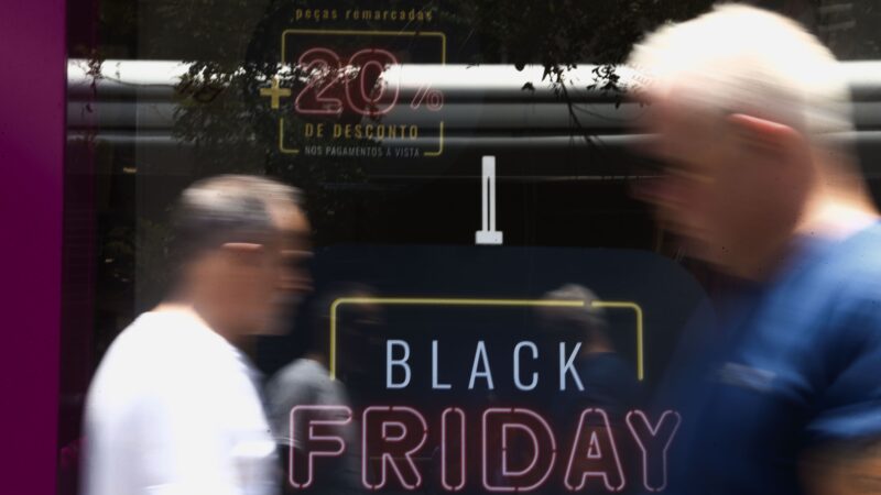 6 a cada 10 pessoas pretendem parcelar ou financiar compras da Black Friday, diz pesquisa