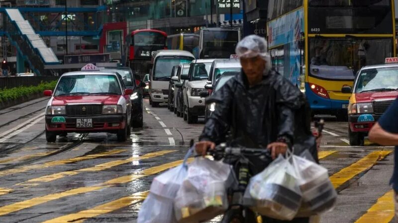 “À beira do colapso“: entregadores de delivery na China estão sendo pressionados ao limite