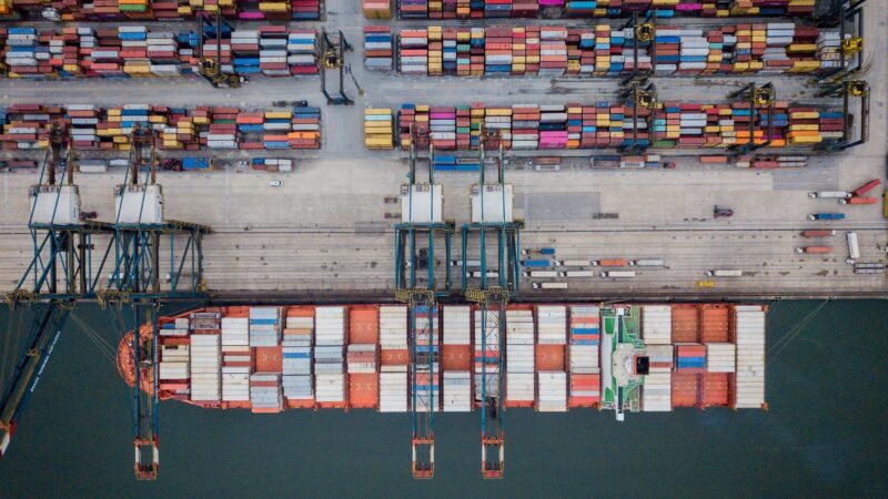 Indústria perde espaço e exportações brasileiras se tornam mais primárias