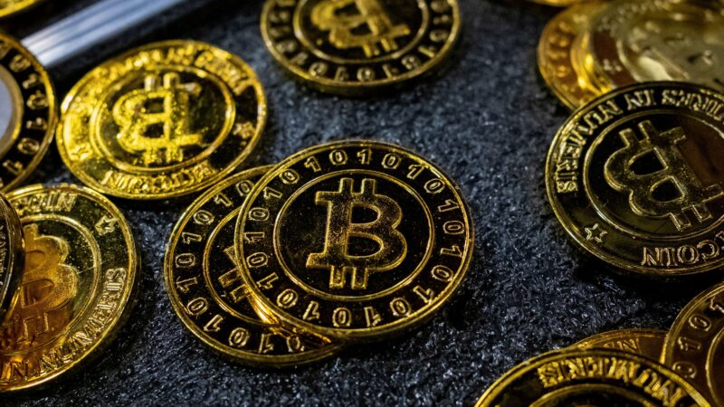 Bitcoin cai em sessão com aversão ao risco