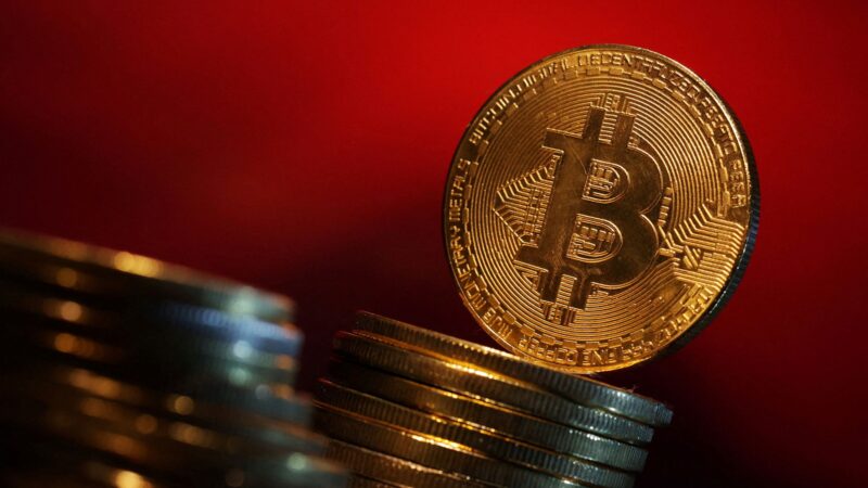 Bitcoin recua queda após DeepSeek gerar liquidação de tecs