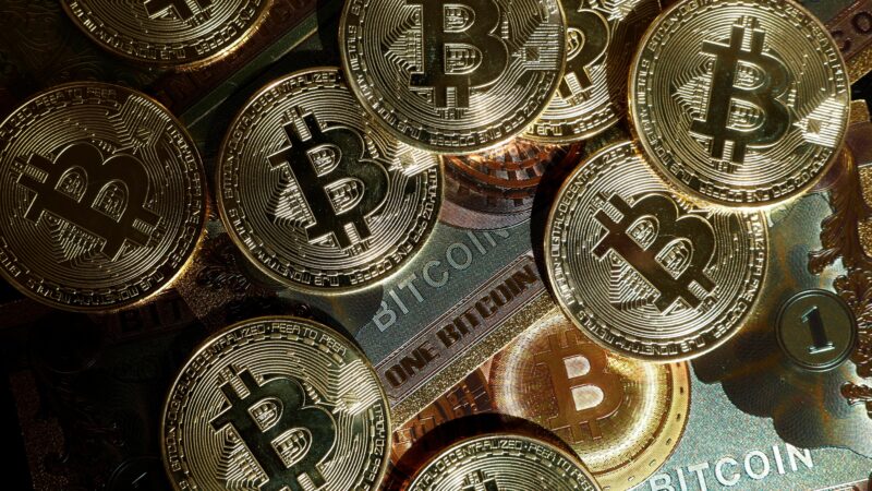 Bitcoin recua e corrige ganhos após se aproximar de máxima histórica
