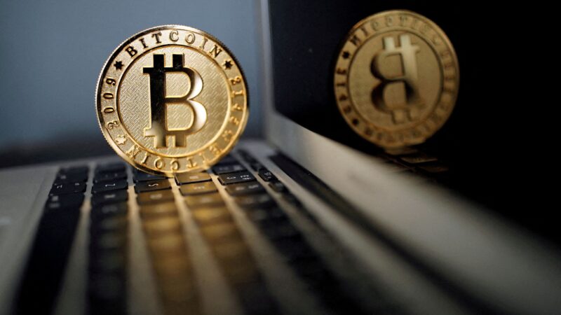 Bitcoin retoma alta com cenário mais disposto ao risco e eleições nos EUA em foco
