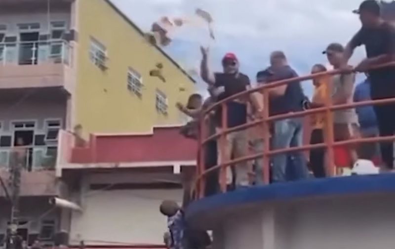 Candidato BOLSOMINION ATR0P3LA adversário e outro é PRESO após jogar DINHEIRO na rua