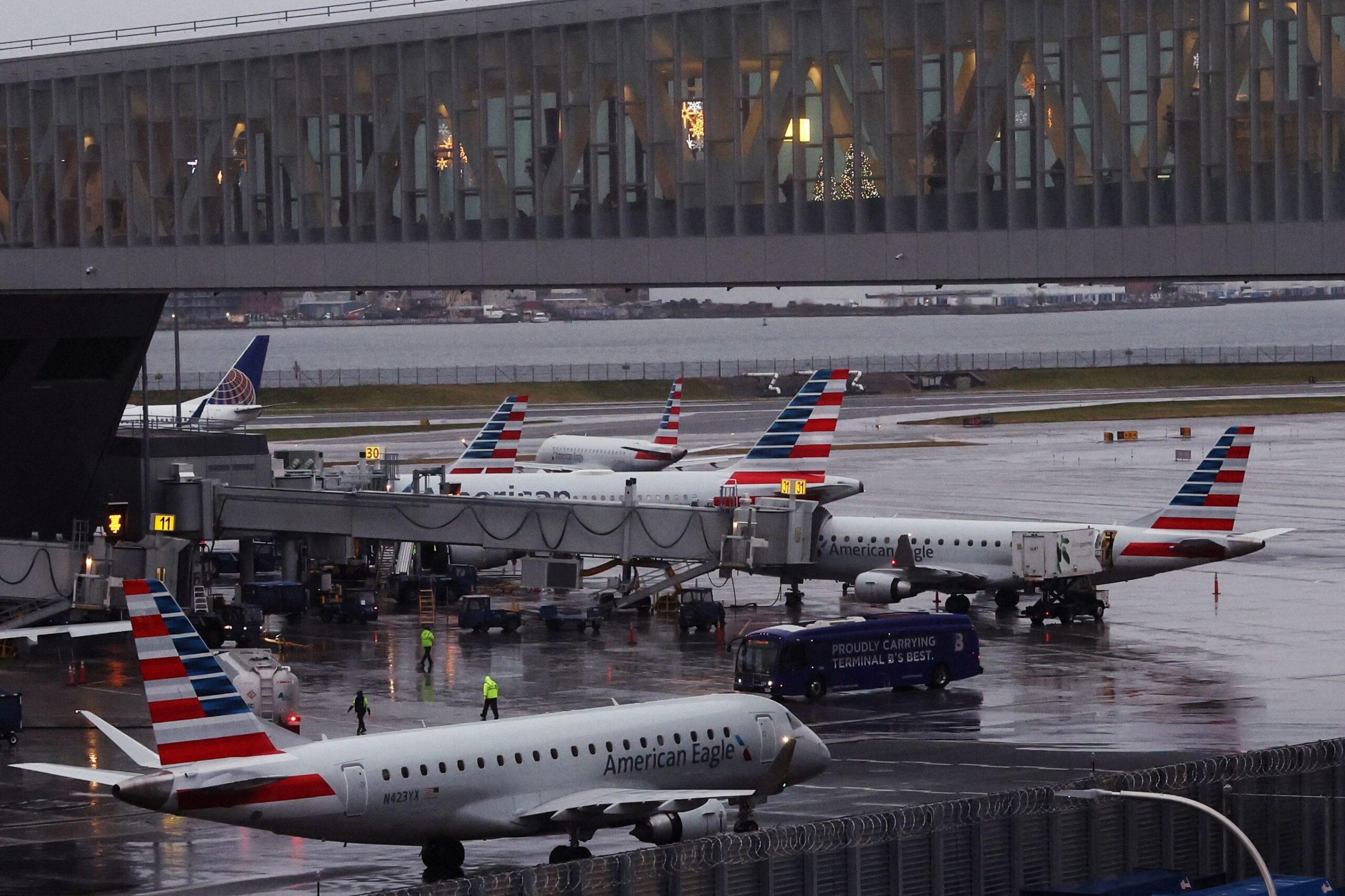 Com falta de interessados, EUA ampliam lista de profissionais que controlam tráfego aéreo