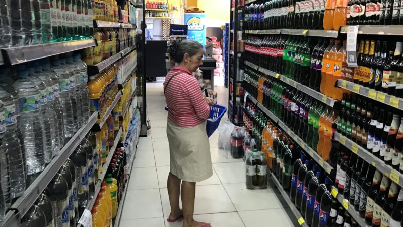 Confiança do Consumidor cai 0,7 ponto em outubro ante setembro, mostra FGV