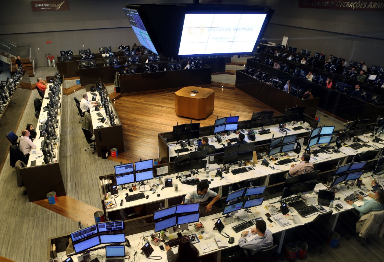 Ibovespa abre em alta com noticiário corporativo em foco; dólar avança