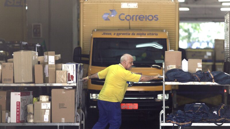 Correios fazem leilão de itens esquecidos com AirFryer e utensílios domésticos; veja como participar