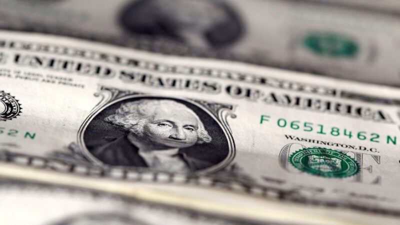 Dólar tem leve queda com apostas de menos cortes de juros nos EUA
