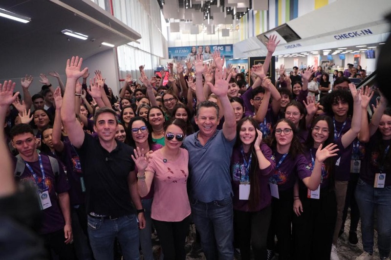Embaixadora do programa MT no Mundo, primeira-dama acompanha embarque de alunos para Inglaterra – Jornal Advogado – Em Mato Grosso