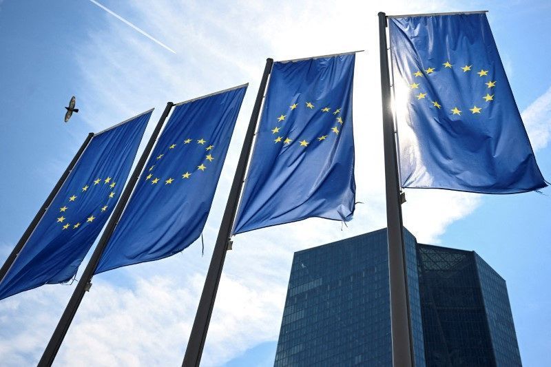 Euro perde força no mundo e vai à mínima em meses, mas segue forte contra o real