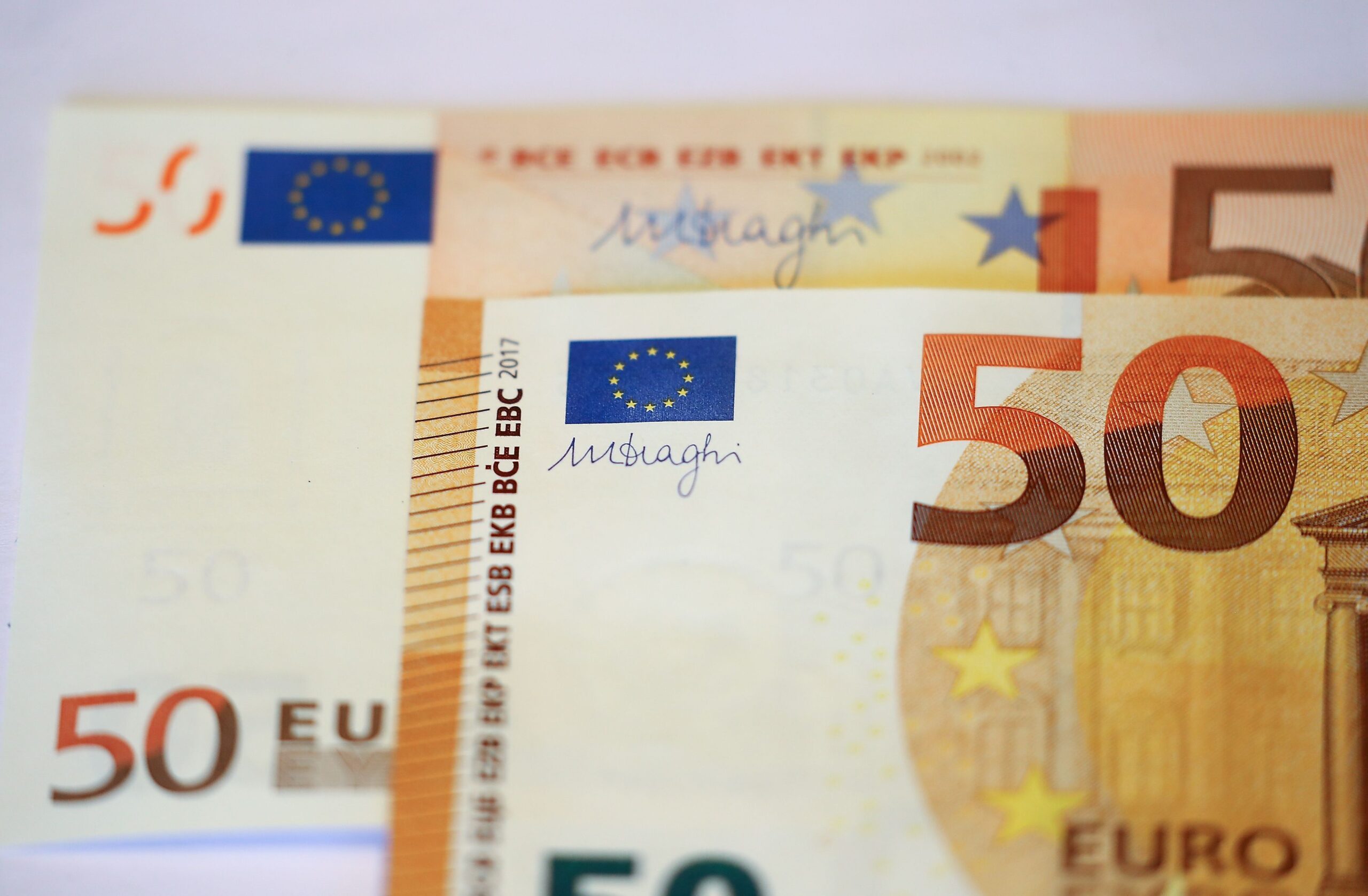 Euro pode cair até 10% com tarifas e cortes de impostos de Trump, diz Goldman Sachs