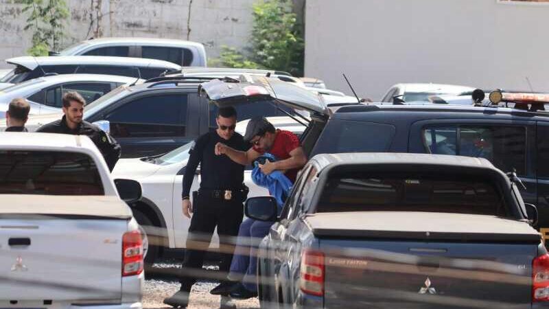 Ex-presidente da Unimed chega na sede da Policia Federal de camburão – Jornal Advogado – Em Mato Grosso