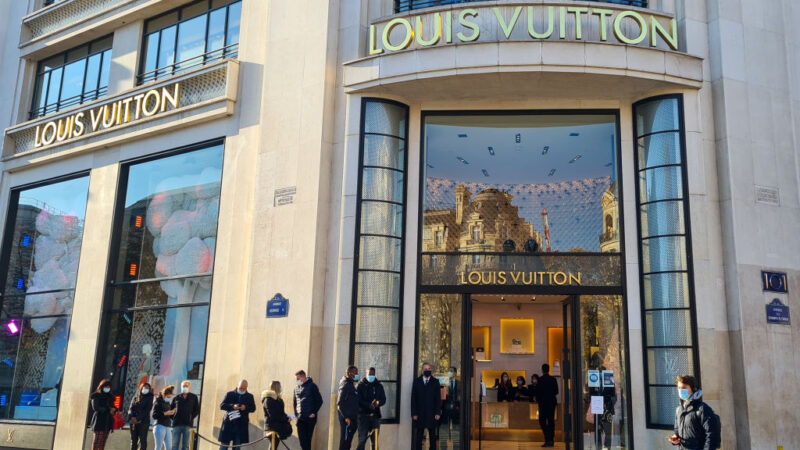 Fraqueza na China faz vendas da dona da Louis Vuitton caírem pela 1ª vez desde a pandemia