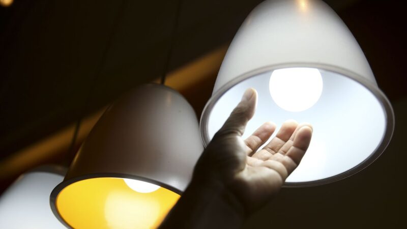 Governo pede à Aneel que utilize saldo da “conta bandeira“ para baratear conta de luz