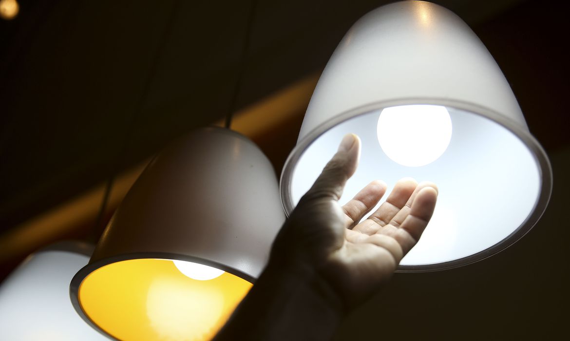 Governo pede à Aneel que utilize saldo da “conta bandeira“ para baratear conta de luz