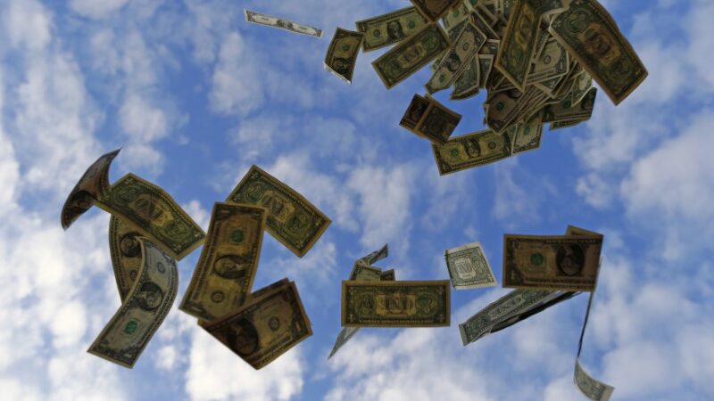 Homem ganha US$ 1 mi em loteria dos EUA com nota de US$ 20 que encontrou no chão