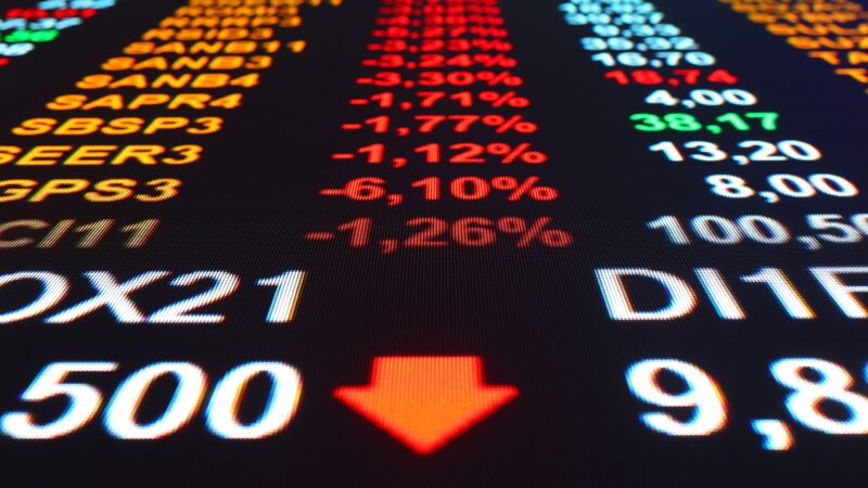 Ibovespa recua 0,06% aos 131.005 pontos; dólar sobe 0,81%