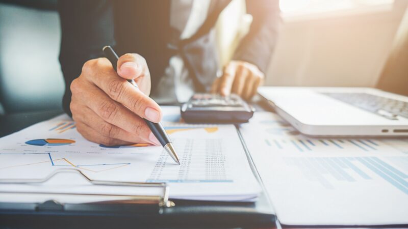 Menos da metade dos brasileiros consegue fechar contas pessoais e da empresa no azul