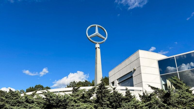 Mercedes aumentará cortes de custos após lucros caírem pela metade em meio baixa na demanda