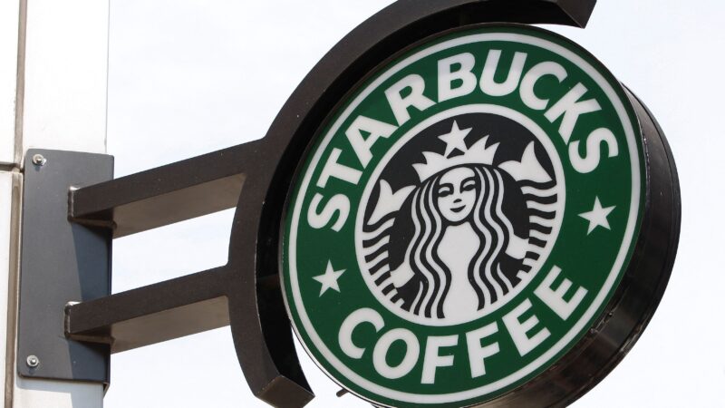 Novo CEO do Starbucks defende cardápio mais simples e mudanças na operação