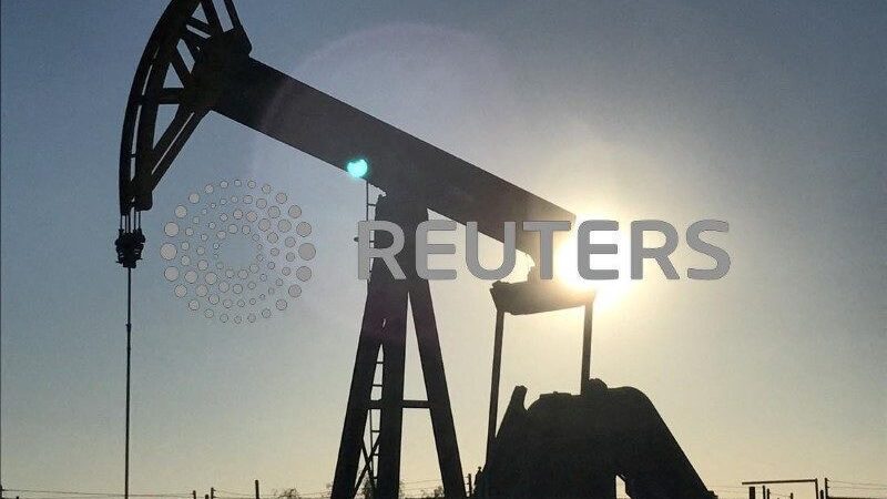 Petróleo fecha em queda com estoques acima do previsto nos EUA