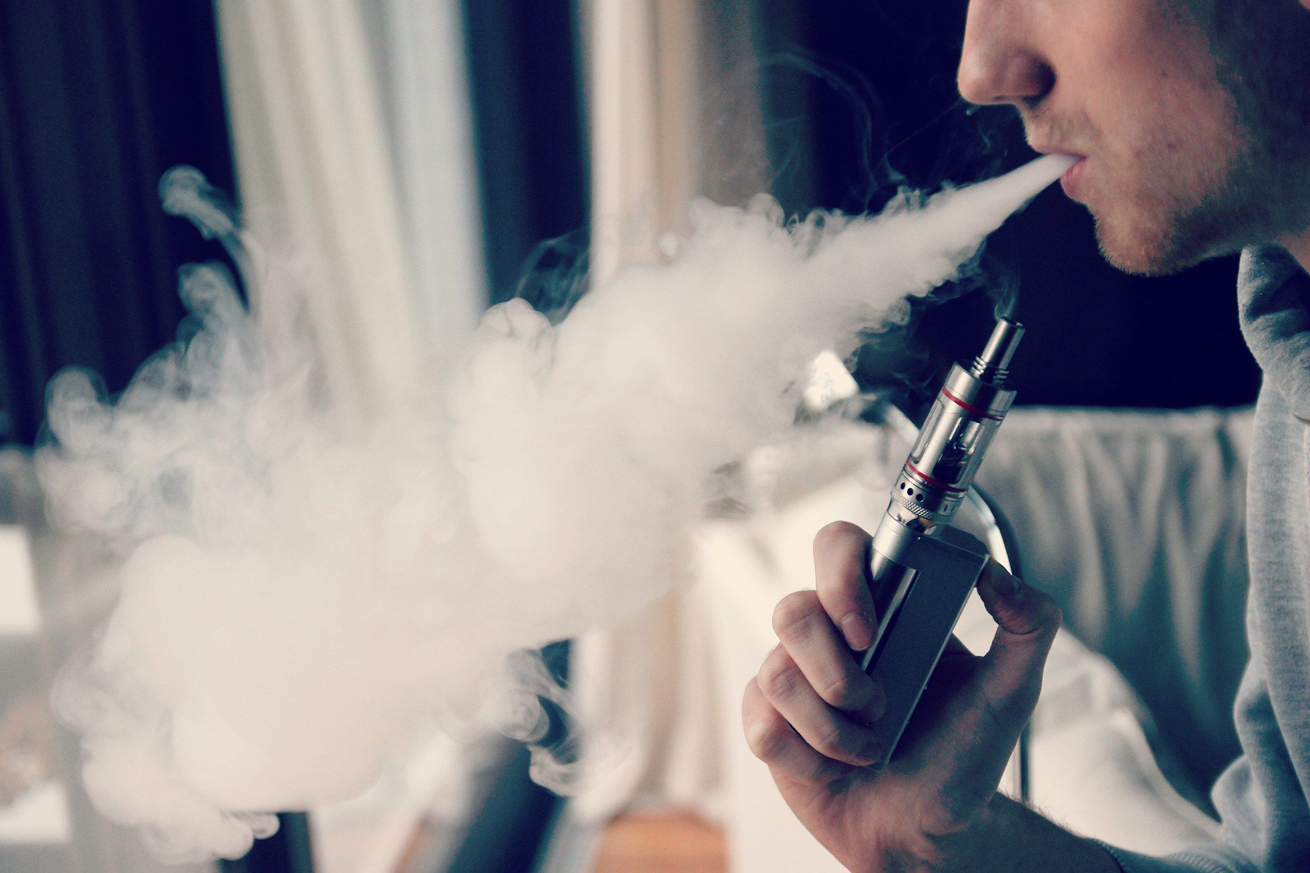 Receita vai suspender CNPJ de lojas que venderem cigarros e vapes ilegais