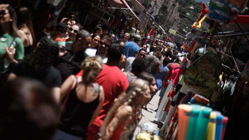 Varejo recua 2,5% em 12 meses em setembro, aponta Santander