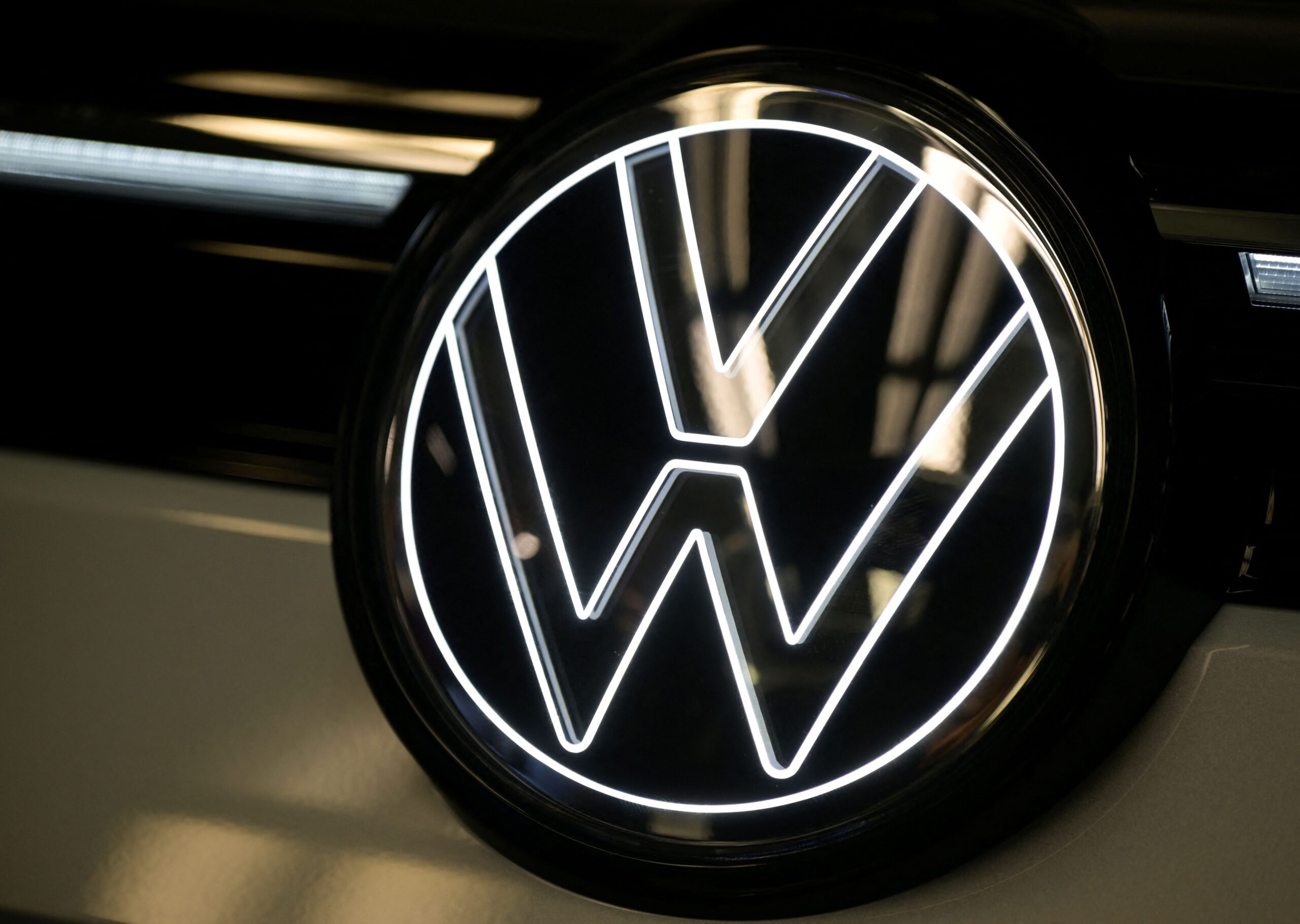 Volkswagen: montadora deve fechar pelo menos três fábricas na Alemanha e prevê demissões