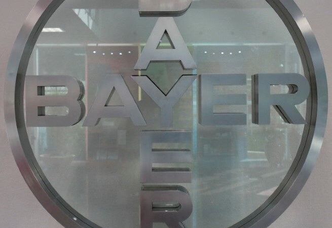 Ações da Bayer caem ao nível mais baixo em 20 anos com previsão de queda nos lucros em 2025