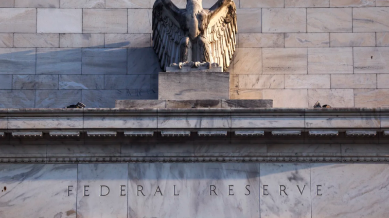 EUA pode estar próximo de desacelerar queda dos juros, sinaliza dirigente do Fed