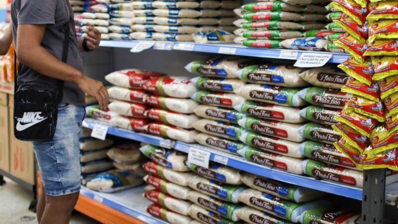 Atacarejos são ajudados pela inflação alimentar, mas competição barra crescimento