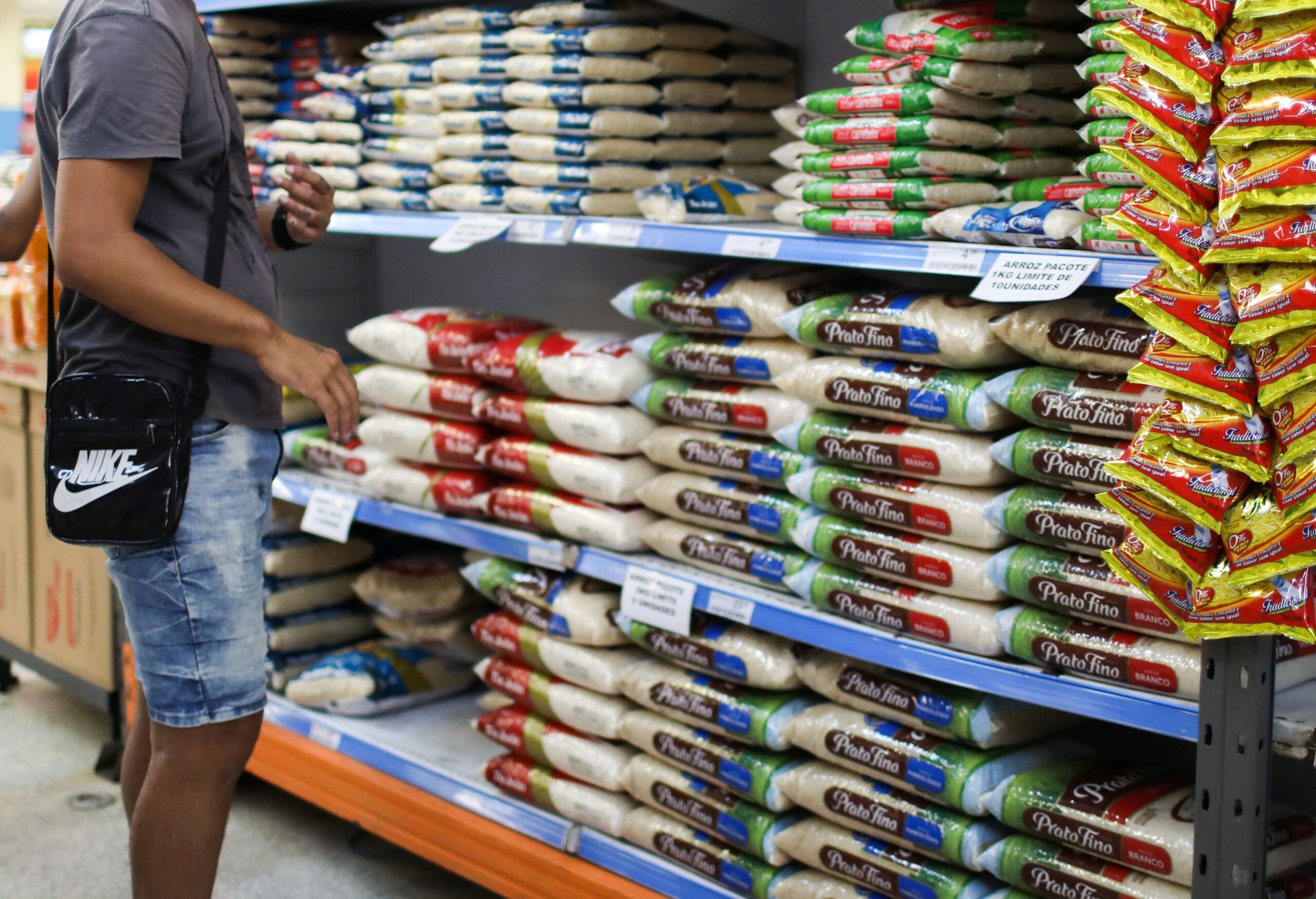 Atacarejos são ajudados pela inflação alimentar, mas competição barra crescimento