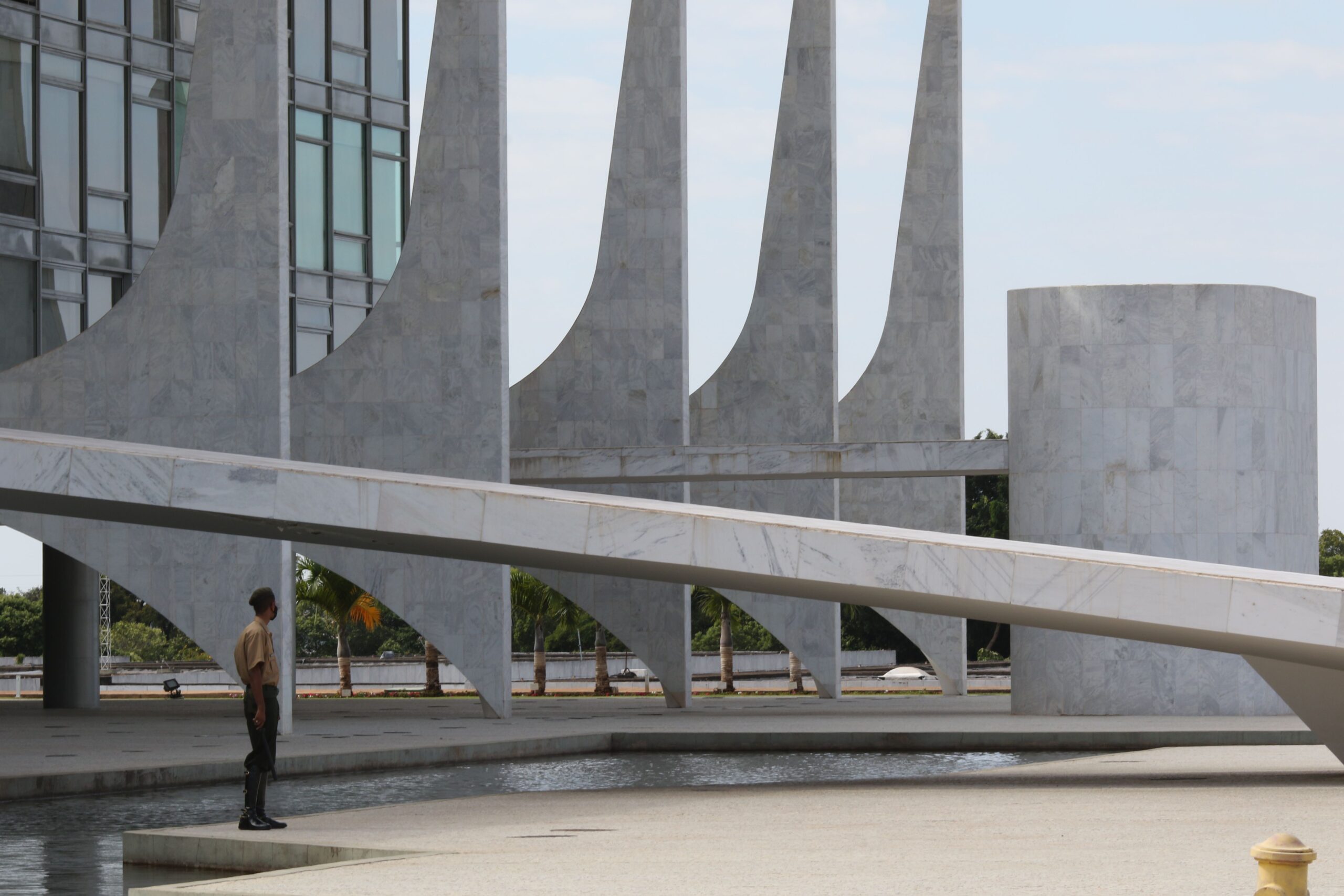 Atentado na praça dos Três Poderes não vai adiar envio de pacote de gastos, dizem fontes