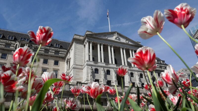 Banco da Inglaterra reduz juros e prevê inflação mais alta após orçamento do país