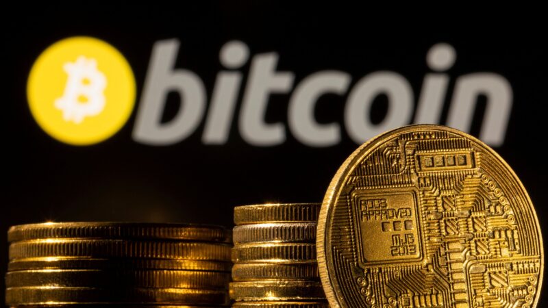 Bitcoin perde fôlego no dia, mas sobe 11% em semana com eleição de Trump
