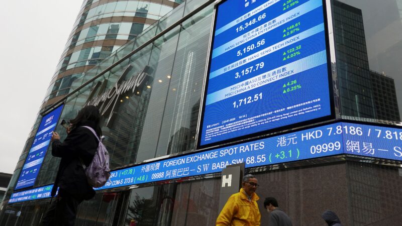 Ações de Hong Kong fecham em alta com impulso de listagens