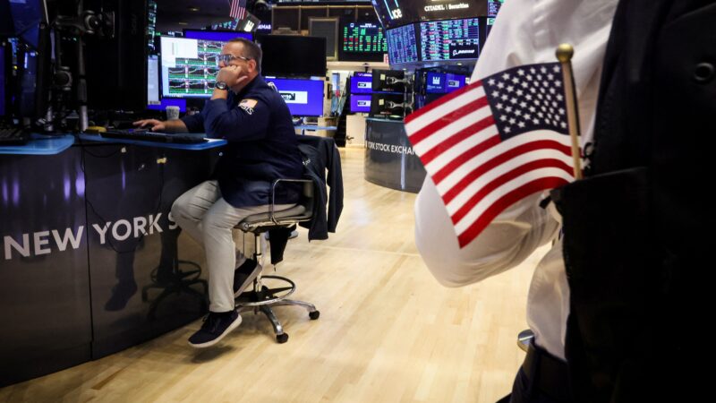 Bolsas de NY fecham em queda com realização de lucros, mas sobem na semana