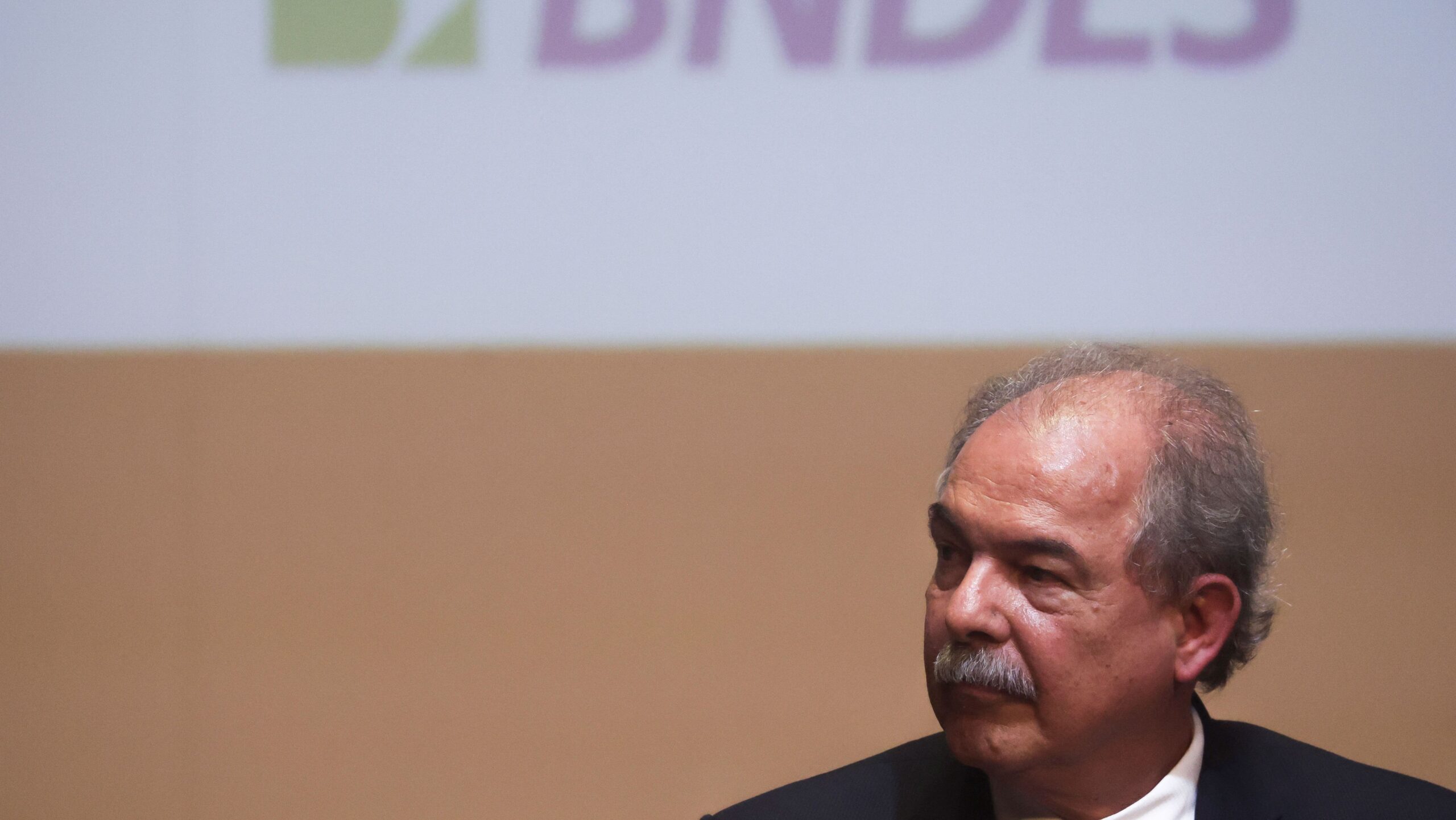 Confio que equipe econômica terá decisão sábia sobre despesas, diz Mercadante