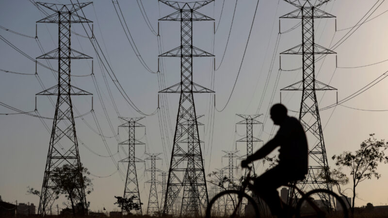Conta de luz sobe 4,74% em outubro e puxa inflação do mês